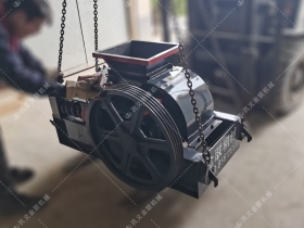 2PGC400X250小型雙齒輥91免费看视频發往安徽蚌埠破碎玻璃