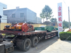 兩台小型對輥91免费看视频和直線振動篩發往江蘇南通處理矽石